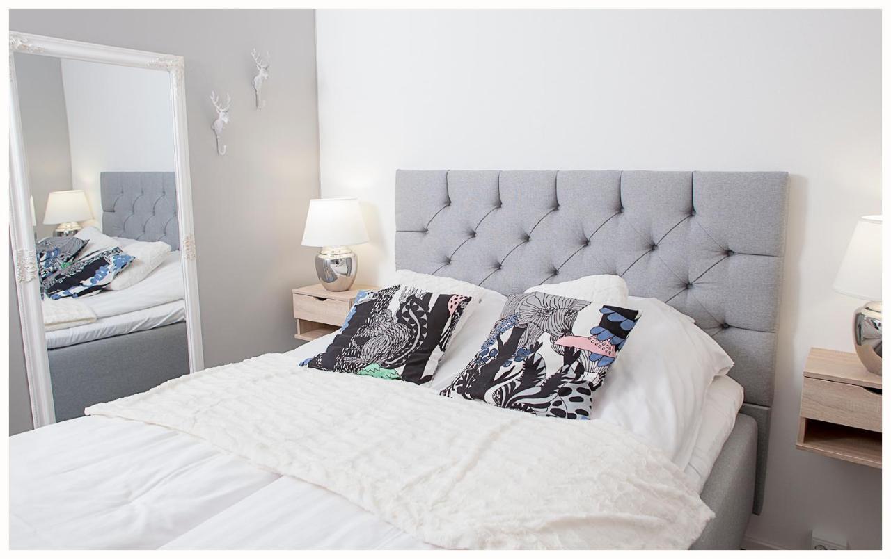 Crystal Arctic Suites Rovaniemi Exteriör bild A bed with a headboard
