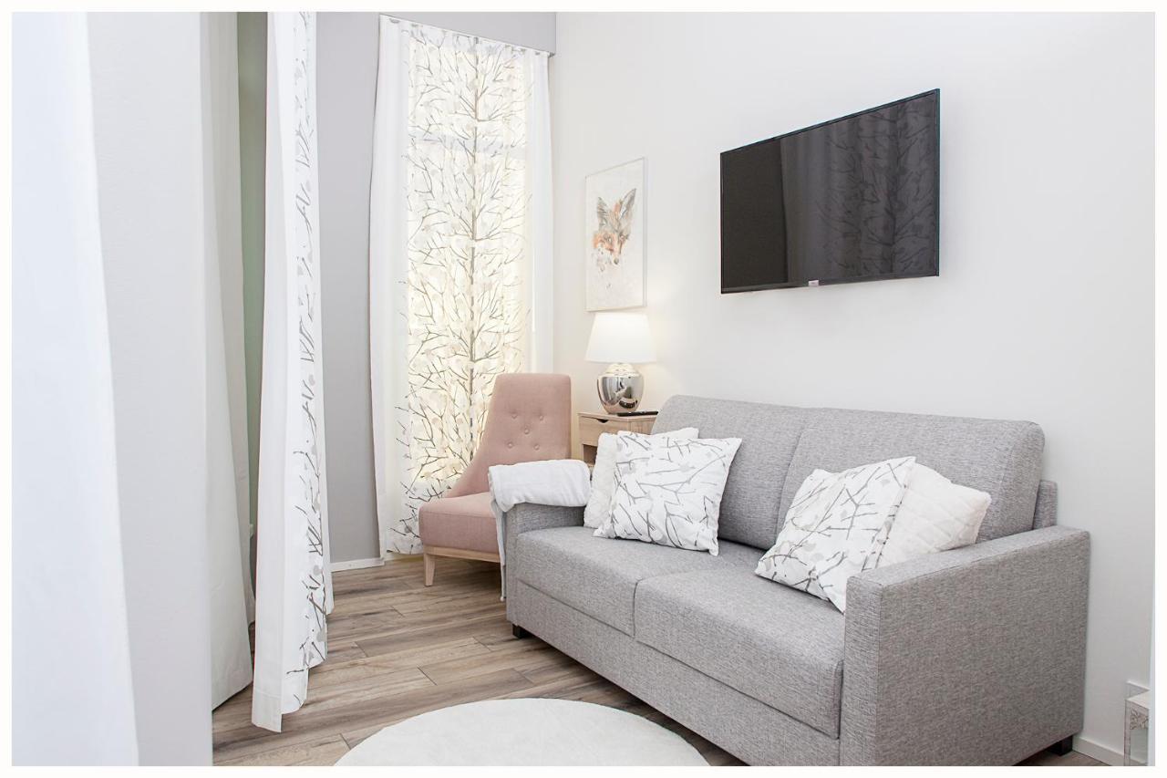 Crystal Arctic Suites Rovaniemi Exteriör bild A living room with a sofa