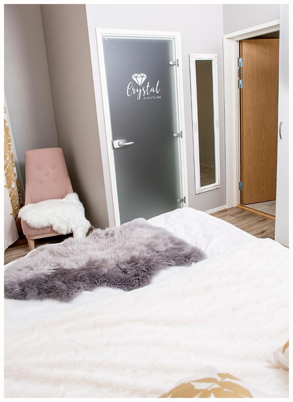 Crystal Arctic Suites Rovaniemi Exteriör bild A sheepskin rug