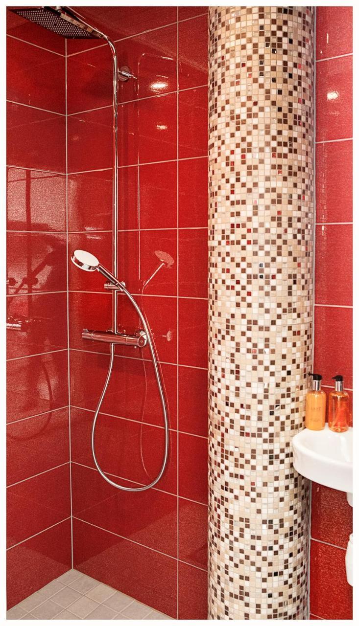 Crystal Arctic Suites Rovaniemi Exteriör bild Bathroom tiles