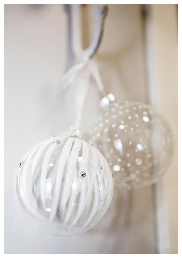 Crystal Arctic Suites Rovaniemi Exteriör bild A photograph of a white and clear glass bauble